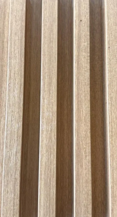 Bardage Mural PVC Grid Bicolore Sable et Noyer — Grid Board KM-2 — Lames rainurées — Grid Board DECNO