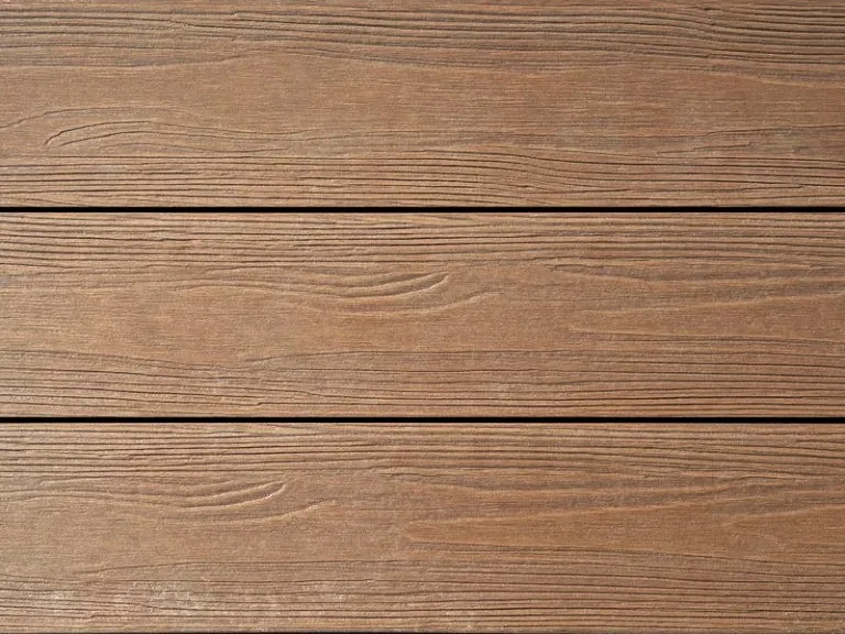 Lame de terrasse en bois composite DECNO, teinte Ipé, sous lumière rasante
